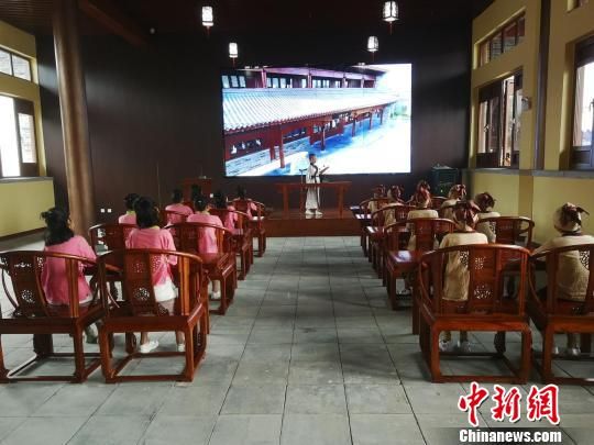 學(xué)生們在大原書院誦讀國學(xué)經(jīng)典?！⊥貔i 攝