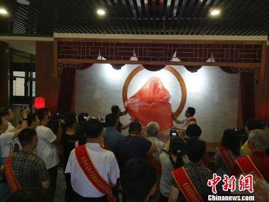 為董子石像揭幕?！⊥貔i 攝