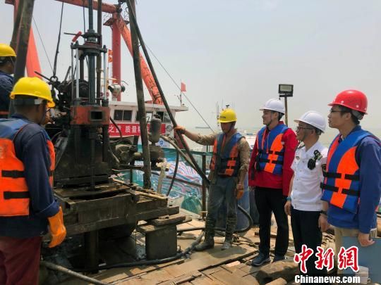 圖為勘察設(shè)計(jì)人員與常熟海事局執(zhí)法船在現(xiàn)場(chǎng)配合鉆探施工。　魏震 攝