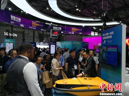 圖為現場人員講解5G“天地一體化”生態(tài)檢測系統?！∪伟厮?攝