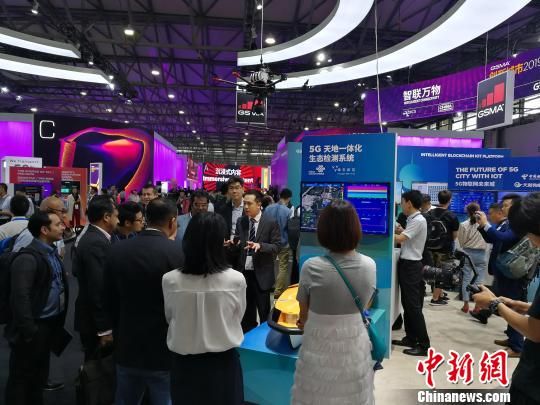 雄安新區(qū)展臺吸引不少眾多觀眾駐足關注?！∪伟厮?攝