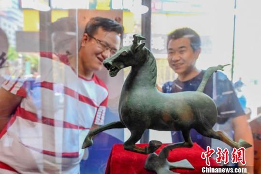 甘肅省博物館將榮登《國家寶藏》的文物銅奔馬和人頭形器口彩陶瓶搬到了絲路如意餐廳，讓顧客在餐廳內(nèi)就能近距離的和文物面對(duì)面?！＄娦?攝