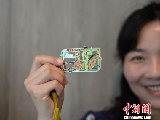 絲路主題餐廳內(nèi)推出的文創(chuàng)產(chǎn)品?！＄娦?攝