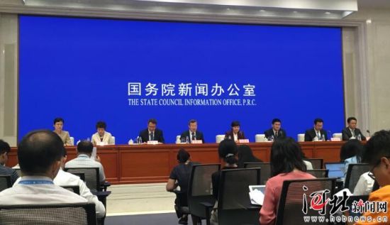 8月26日，國務(wù)院新聞辦召開國務(wù)院政策例行吹風(fēng)會(huì)。圖為吹風(fēng)會(huì)現(xiàn)場(chǎng)。 記者李巍攝