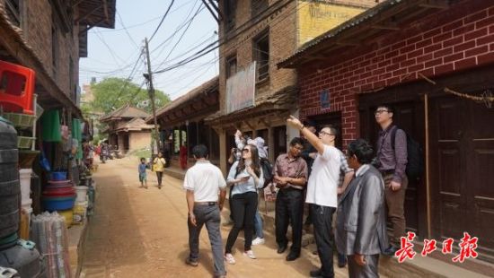 在尼泊爾，武漢市土地利用和城市空間規(guī)劃研究中心設(shè)計(jì)團(tuán)隊(duì)現(xiàn)場(chǎng)踏勘。(武漢市土地利用和城市空間規(guī)劃研究中心 供圖)