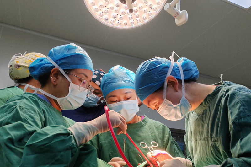 援藏隊(duì)員開(kāi)展手術(shù)。