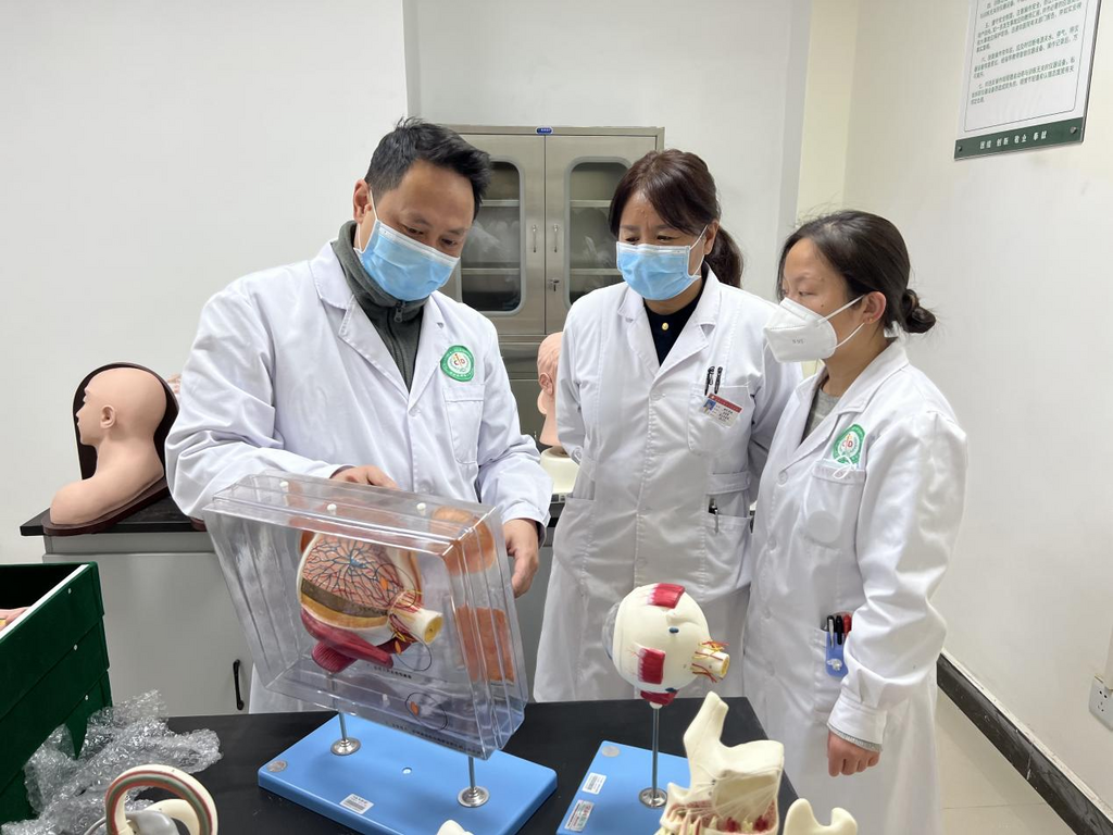 重慶援藏醫(yī)療專(zhuān)家開(kāi)展“師帶徒”工作。