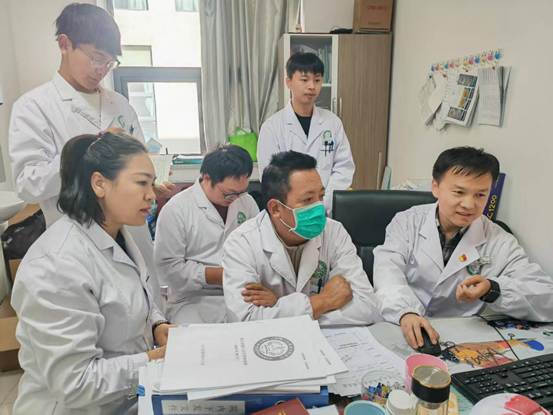 在山南市進行師帶徒幫扶，傳授先進的眼科學診療技術