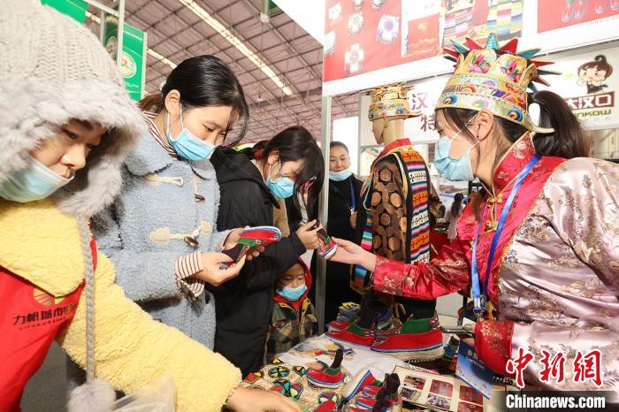 西藏瓊結(jié)赴襄陽參加漢江流域農(nóng)業(yè)博覽會，農(nóng)特產(chǎn)品受青睞(資料圖) 湖北省援藏辦供圖