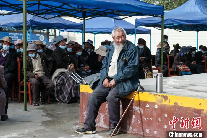 圖為日喀則桑珠孜區(qū)東嘎鄉(xiāng)農(nóng)牧民在義診室外等待?！〗w波 攝