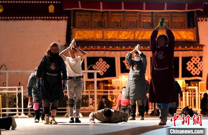 西藏拉薩:“薩嘎達(dá)瓦”迎來信眾朝拜高峰