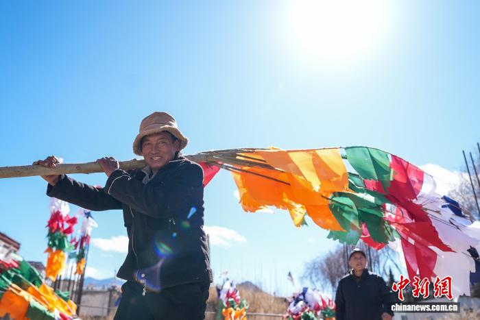 （新春走基層）縫制五彩經(jīng)幡樹(shù)迎接藏歷新年