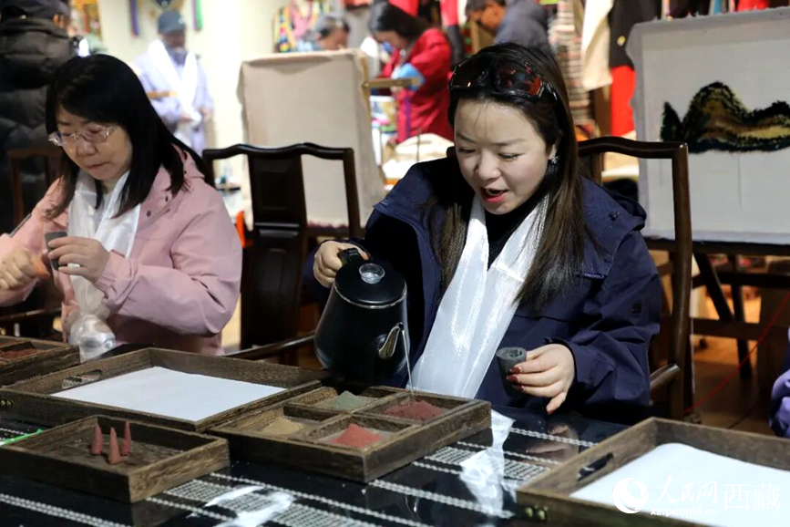游客在“雅礱里”文化藝術(shù)街區(qū)非遺展館體驗(yàn)制作藏香。在工作人員的指導(dǎo)下，游客親手揉搓香泥、壓制成型，感受藏族傳統(tǒng)非遺技藝的魅力。人民網(wǎng)記者 吳雨仁攝