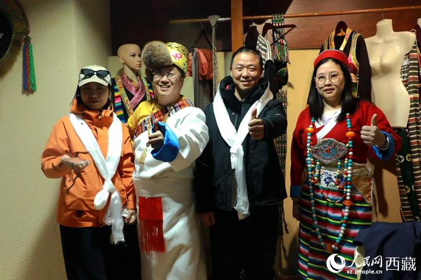 游客在扎西曲登社區(qū)體驗(yàn)藏族服飾文化。大家身著色彩鮮艷的藏裝，佩戴特色飾品，臉上洋溢著喜悅的笑容。人民網(wǎng)記者 吳雨仁攝