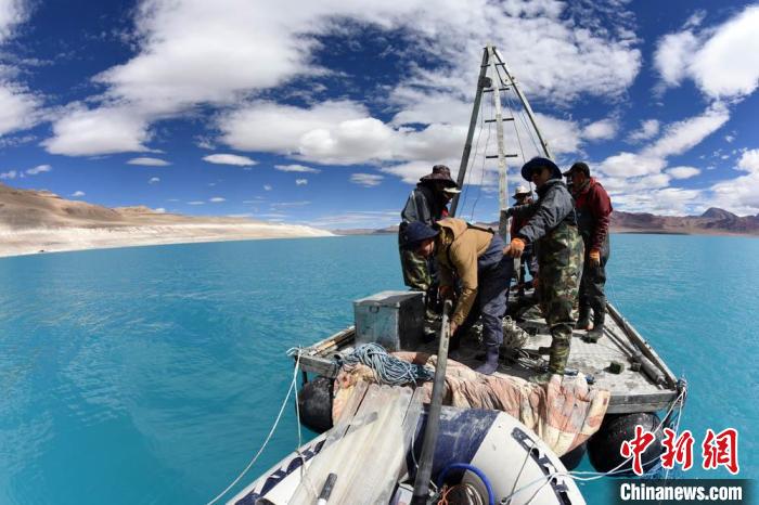 科考隊員在湖泊鉆探平臺上小心搬運采集的巖芯樣品?！?lt;a target='_blank' ><p  align=