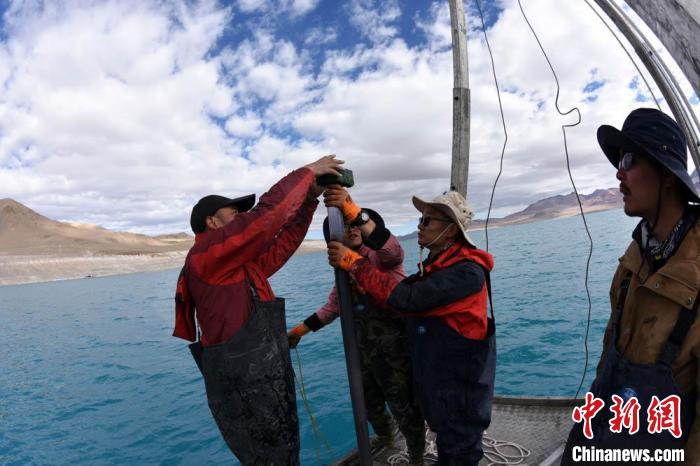 科考隊員在湖泊鉆探平臺上包裝采集的巖芯樣品?！?lt;a target='_blank' ><p  align=