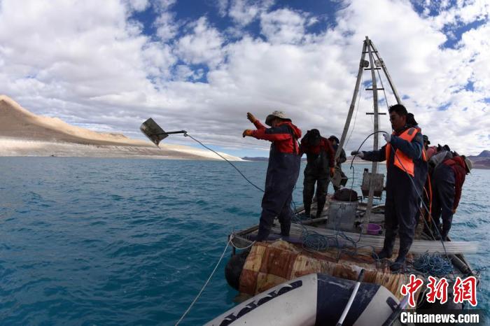 科考隊員在湖泊鉆探平臺上拋固定平臺的錨?！?lt;a target='_blank' ><p  align=
