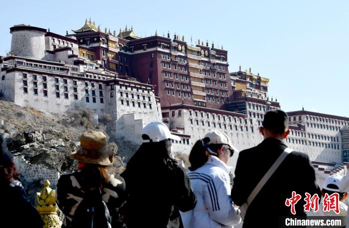 4月17日，游客在拉薩布達(dá)拉宮觀景臺(tái)拍照留念。　李林 攝