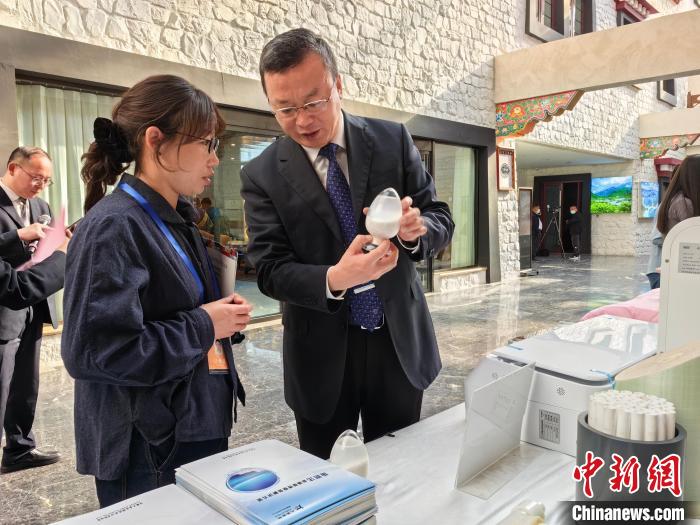 圖為簽約企業(yè)現(xiàn)場推介自己的產(chǎn)品?！≮w延 攝