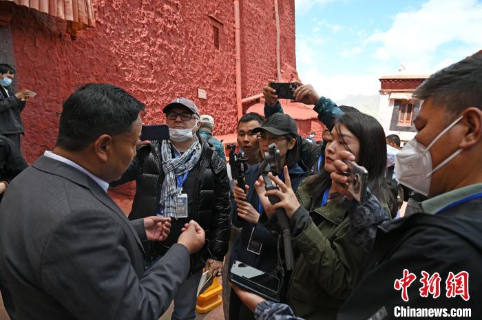 圖為中外媒體采訪布達(dá)拉宮管理處相關(guān)負(fù)責(zé)人。　趙朗 攝