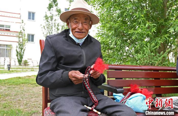 圖為曲松縣特困人員集中供養(yǎng)中心老人在做傳統(tǒng)手工編織?！≮w朗 攝