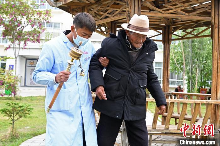 圖為曲松縣特困人員集中供養(yǎng)中心老人索朗歐珠?！≮w朗 攝