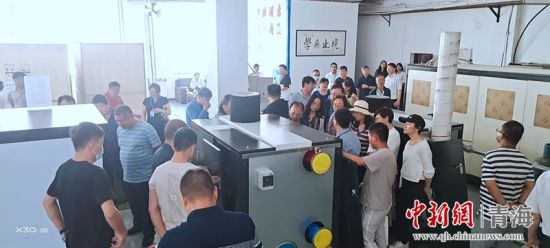 圖為行業(yè)內(nèi)人員進(jìn)行項目參觀。 活動主辦方供圖