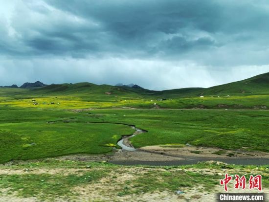 自2005年啟動三江源生態(tài)保護和建設工程以來，果洛州共治理黑土灘315.11萬畝，使果洛州生態(tài)環(huán)境15年來得到明顯好轉(zhuǎn)?！O睿 攝