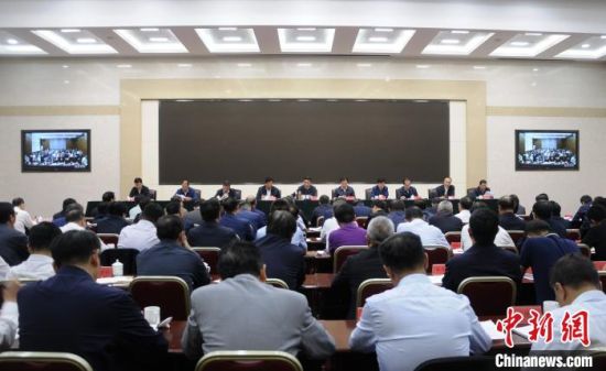 圖為青海省生態(tài)環(huán)境保護(hù)警示教育大會現(xiàn)場?！?zhí)砀！z 　　