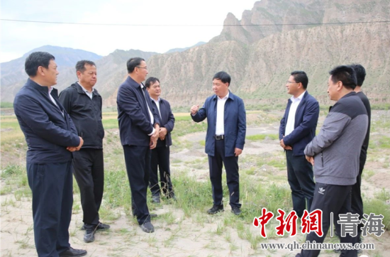 圖為黃南州有關(guān)領(lǐng)導(dǎo)現(xiàn)場踏勘、督導(dǎo)生態(tài)環(huán)保責(zé)任落實情況現(xiàn)場。黃宣攝