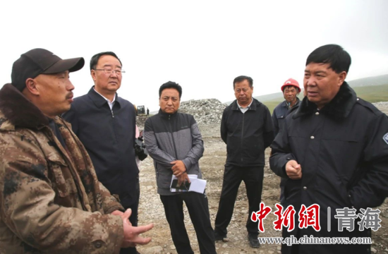 圖為黃南州有關(guān)領(lǐng)導(dǎo)現(xiàn)場踏勘、督導(dǎo)生態(tài)環(huán)保責(zé)任落實(shí)情況現(xiàn)場。黃宣攝