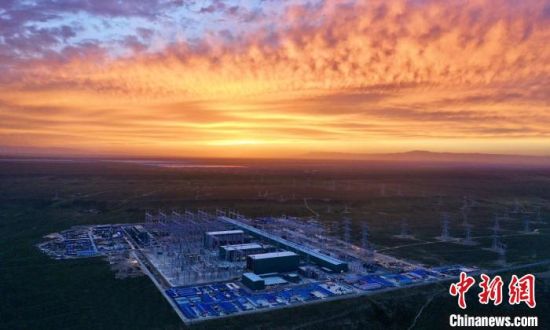 圖為朝霞下的青南換流站。 國網(wǎng)青海檢修公司供圖