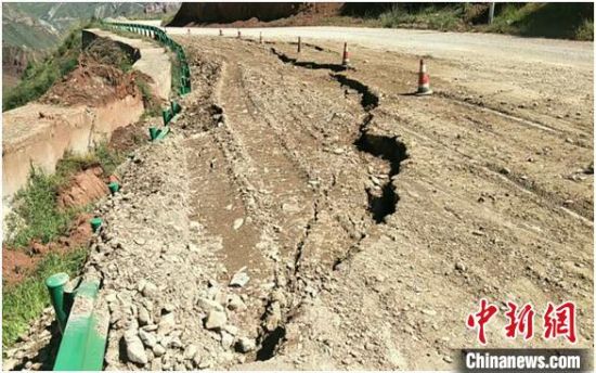 圖為發(fā)生路基下沉滑移險(xiǎn)情的路段。果洛公路總段供圖