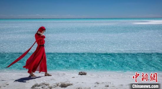 圖為地處柴達(dá)木盆地的東臺(tái)吉乃爾湖?！∧獑⒚鳌z