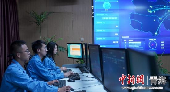 圖為國(guó)網(wǎng)青海電力大數(shù)據(jù)中心工作人員正在監(jiān)控綠電相關(guān)數(shù)據(jù)。王國(guó)棟攝