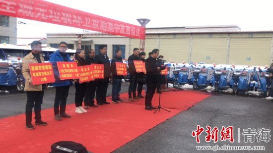 圖為環(huán)衛(wèi)設(shè)施集中發(fā)放儀式現(xiàn)場。甘恩超 攝