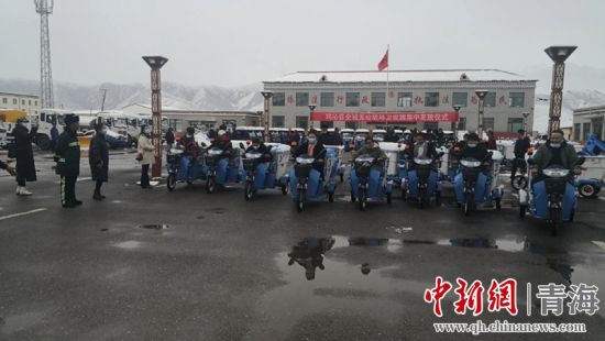 圖為環(huán)衛(wèi)設施集中發(fā)放儀式現場。甘恩超 攝