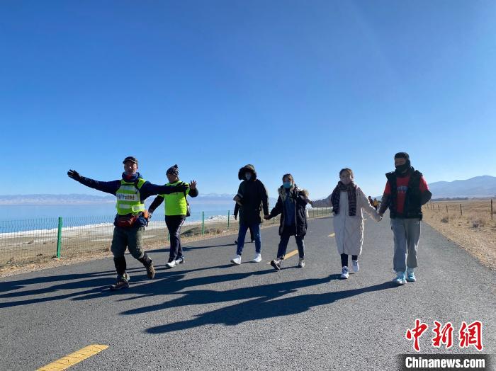 圖為徒步現(xiàn)場?！±罱瓕?攝