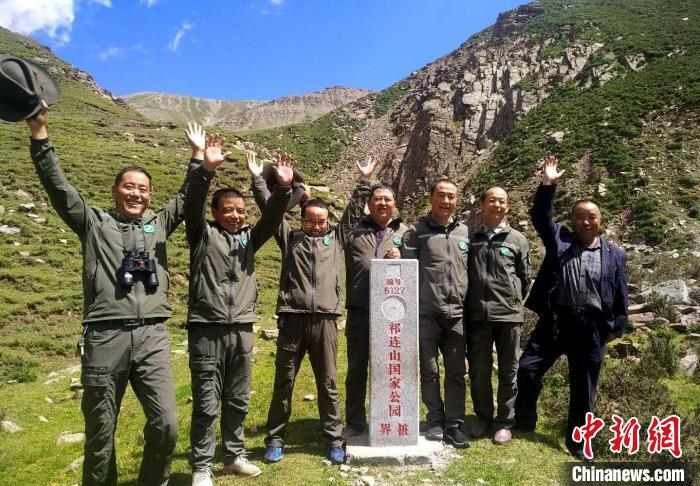 圖為管護(hù)員們難得的一次合影。受訪者供圖