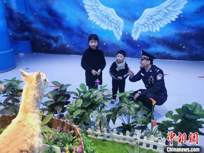 圖為森林警察為小朋友科普野生動物保護(hù)知識?！∥乃碱?攝