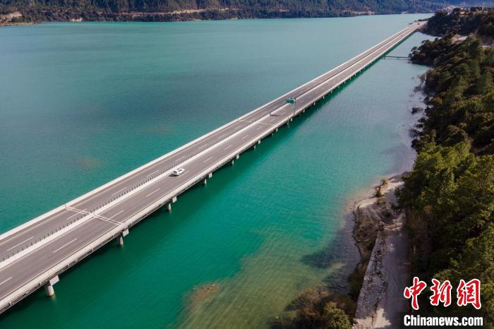 資料圖為西藏拉薩至林芝高等級公路多布湖風(fēng)光?！〗w波 攝