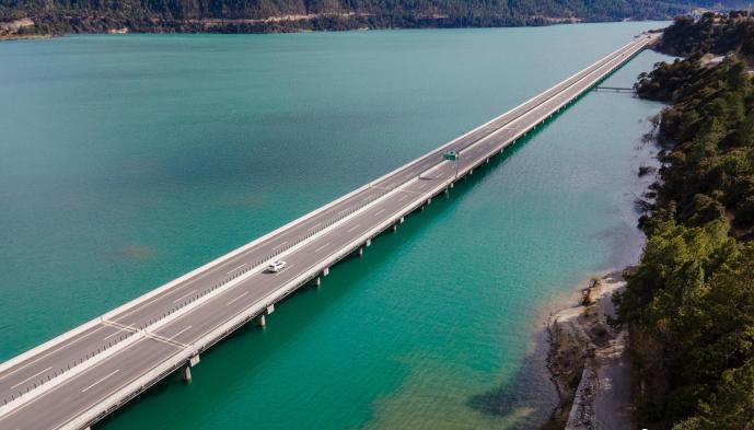 資料圖為西藏拉薩至林芝高等級(jí)公路多布湖風(fēng)光?！〗w波 攝