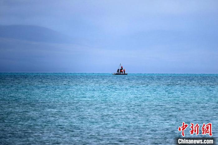 從岸邊營地以長焦鏡頭遠(yuǎn)眺，科考隊員在巴木錯作業(yè)?！?lt;a target='_blank' ><p  align=
