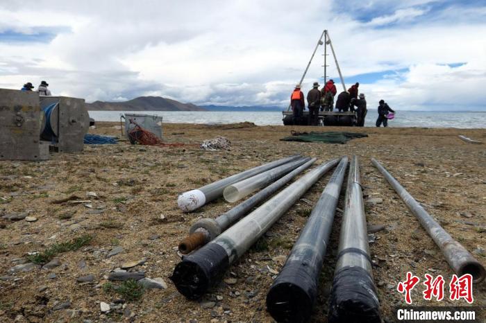 科考隊(duì)員從巴木錯(cuò)采集的科研樣品。　<a target='_blank' ><p  align=