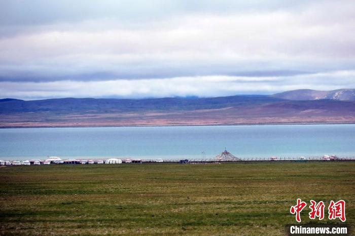 西藏安多縣茲格塘錯(cuò)岸邊帳篷林立，旅游業(yè)發(fā)展勢(shì)頭良好?！?lt;a target='_blank' ><p  align=