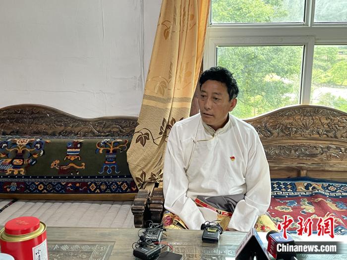 巴卡村黨支部書記、村委會主任尼瑪次仁。周璟 攝