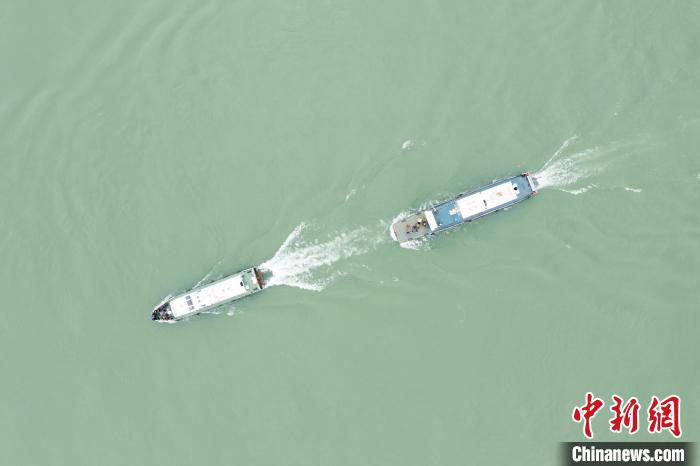 聯(lián)合巡江守護(hù)活動(dòng)現(xiàn)場。　江安縣融媒體中心 攝