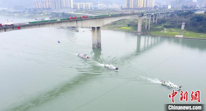 聯(lián)合巡江守護(hù)活動(dòng)現(xiàn)場?！〗部h融媒體中心 攝