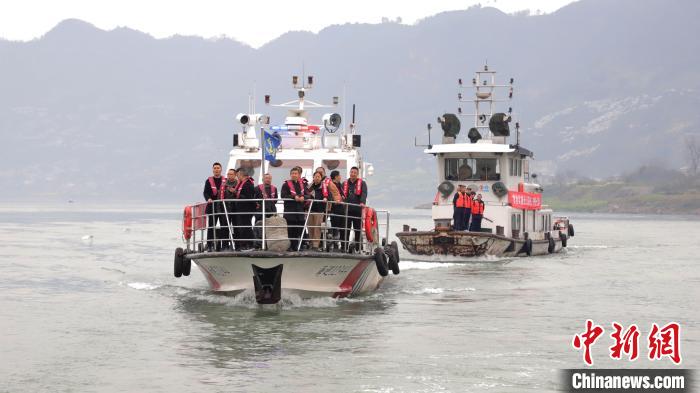 聯(lián)合巡江守護(hù)活動(dòng)現(xiàn)場?！〗部h融媒體中心 攝