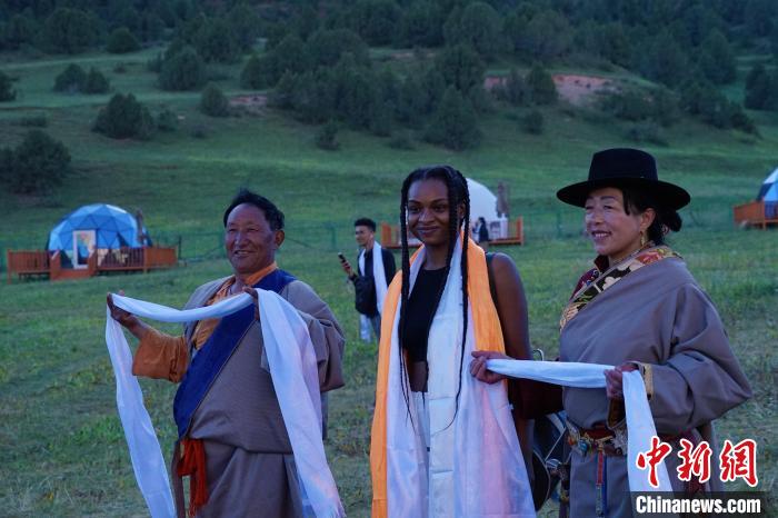 圖為當(dāng)?shù)孛癖娕c外籍留學(xué)生合影留念?！●R銘言 攝